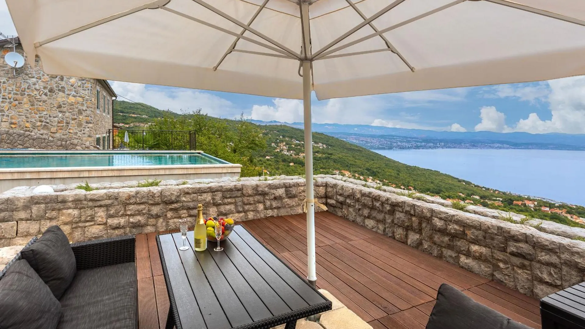 Villa Carla Poljane Croatia